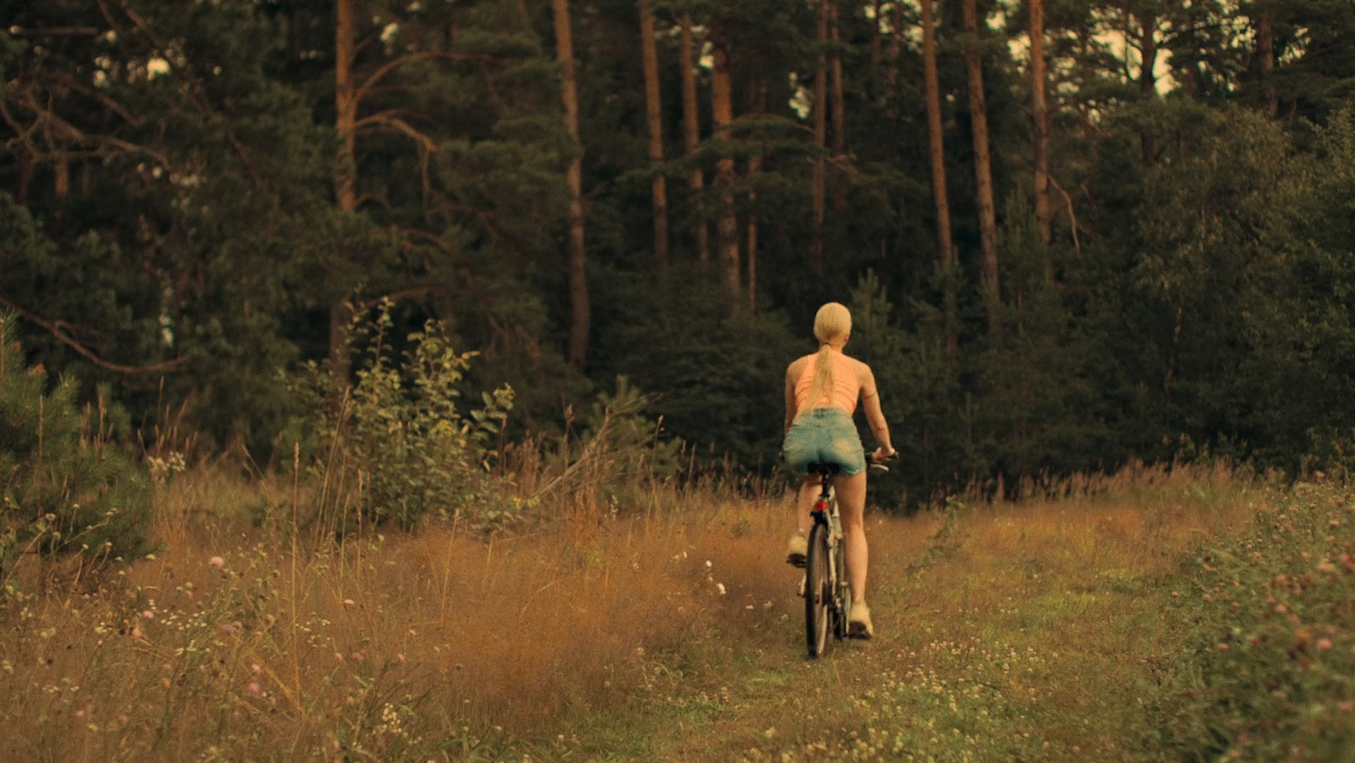 Жирная велосипедистка в лесу ебется