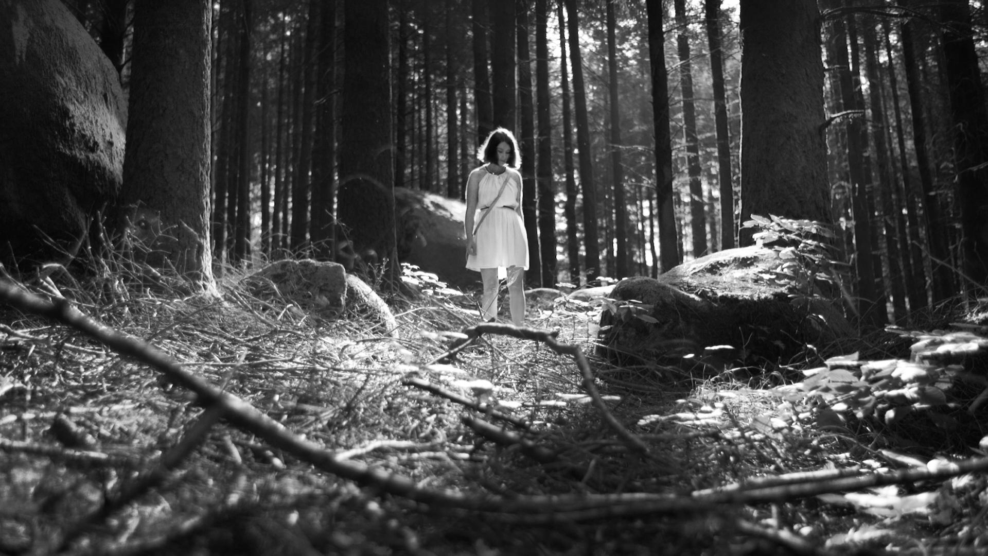 1 из 3 в котором можно заблудиться. Девушка в лесу. Девушка в темном лесу.