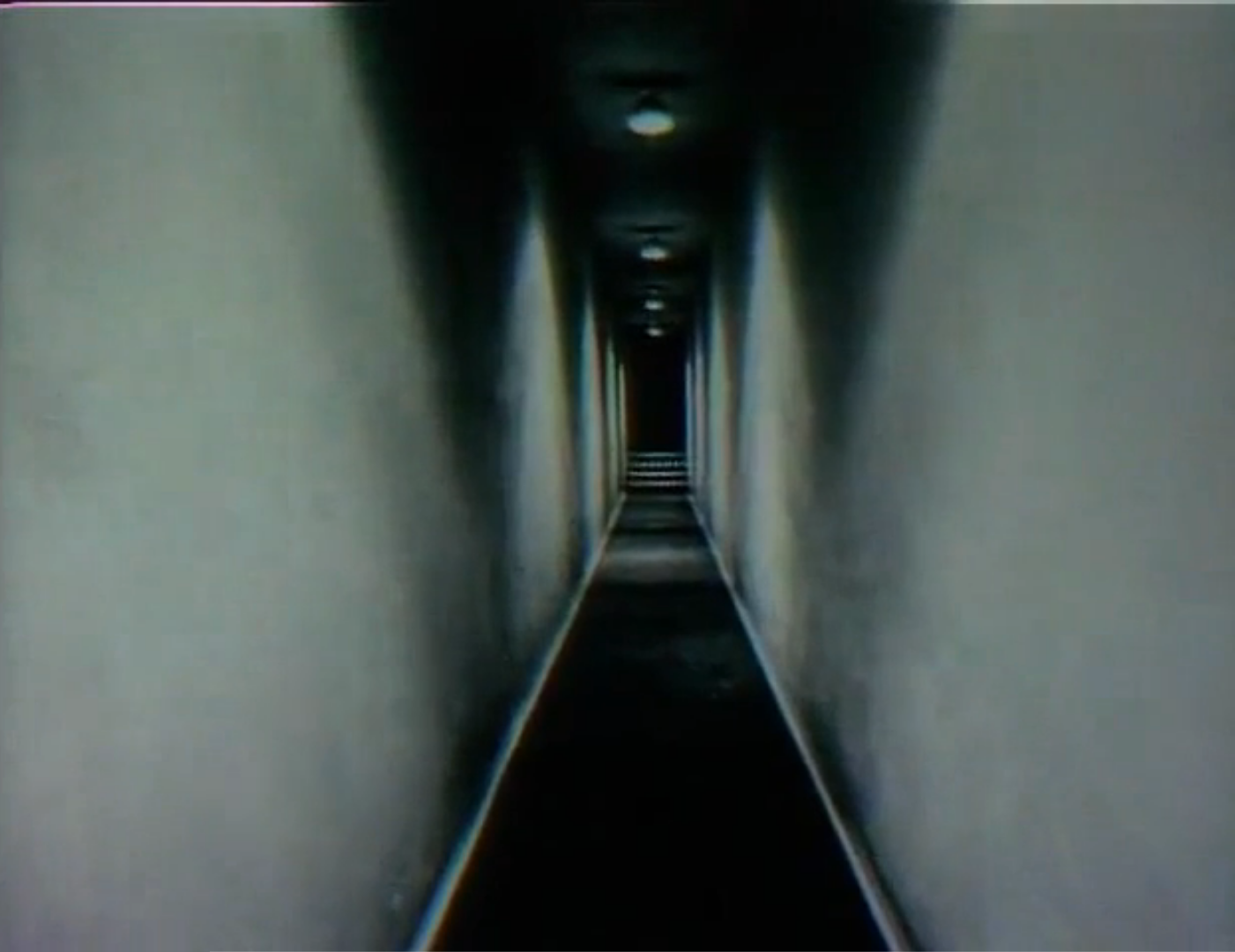 Перед нами жуткая безгласная пустота. Длинный страшный коридор. Темный коридор. Страшные психоделические. Человек в темном коридоре.